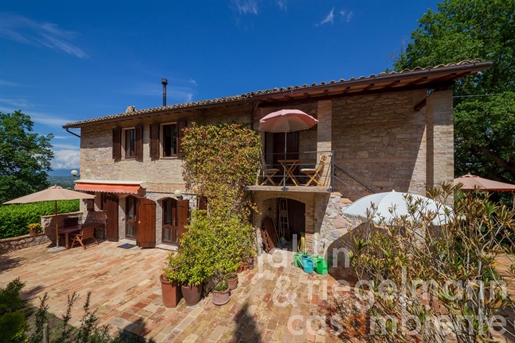 Bel casale umbro in posizione panoramica e silenziosa tra Montefalco e Spoleto