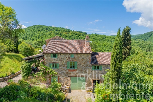 Casale ristrutturato con piscina, dependance e splendido giardino, in posizione tranquilla e panoram