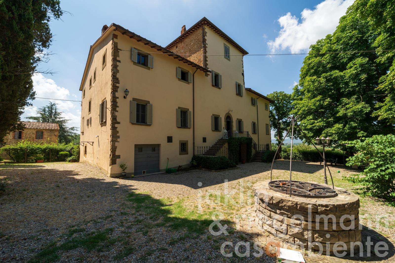 Historic villa with 2 outbuildings at the gates of Arezzo