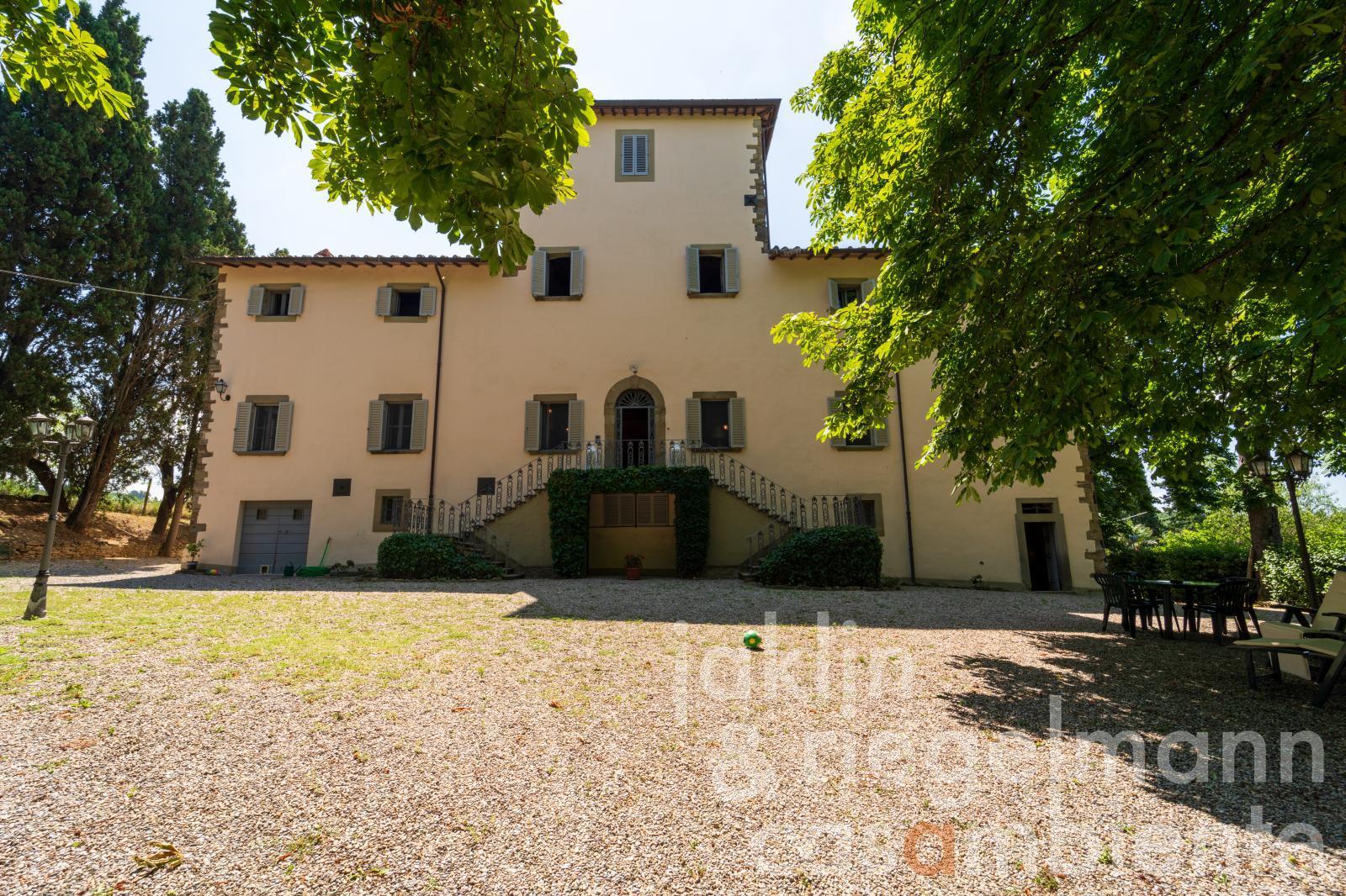 Historic villa with 2 outbuildings at the gates of Arezzo