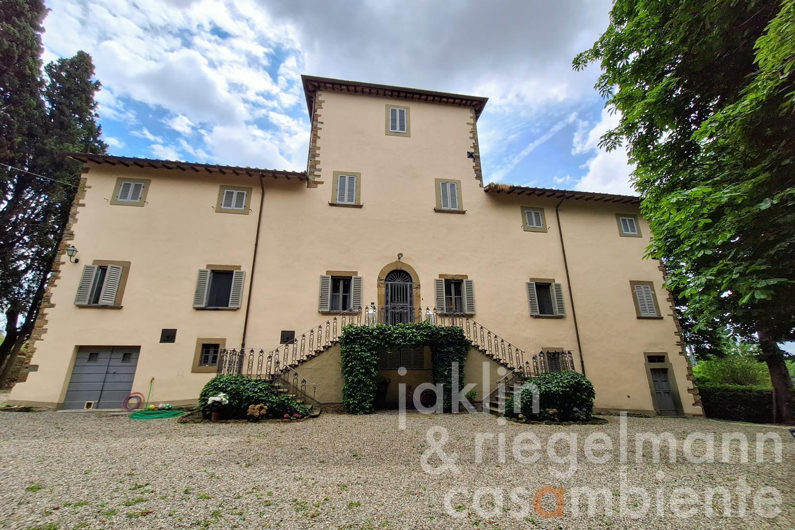 Historic villa with 2 outbuildings at the gates of Arezzo