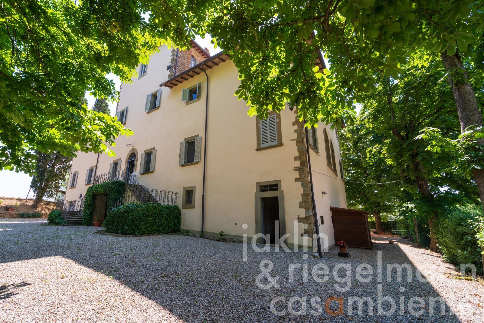 Historic villa with 2 outbuildings at the gates of Arezzo