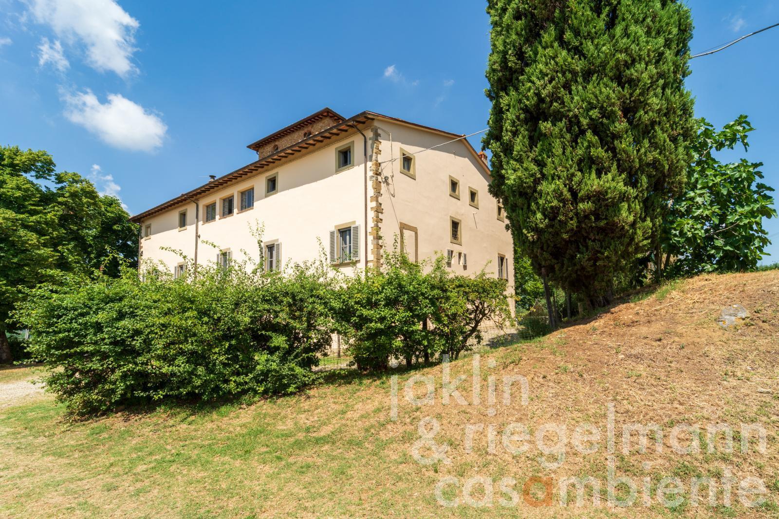 Historic villa with 2 outbuildings at the gates of Arezzo