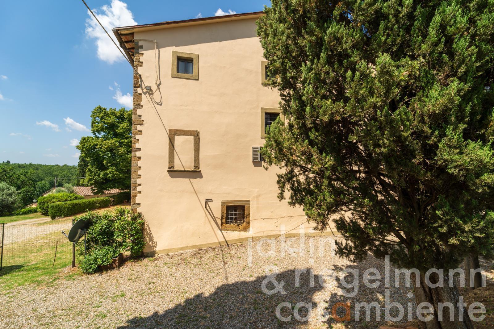 Historic villa with 2 outbuildings at the gates of Arezzo