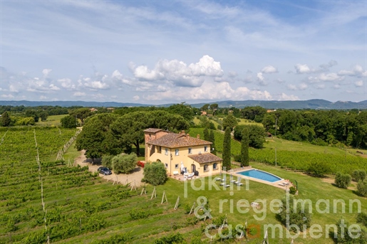 Casale toscano in posizione panoramica con torre del 12° secolo, piscina, oliveto e vigneto