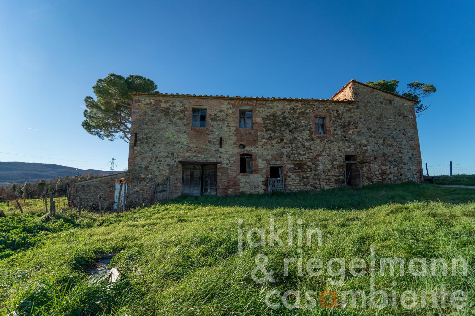 Estate with 170 ha of land in the province of Pisa 53 km from the sea