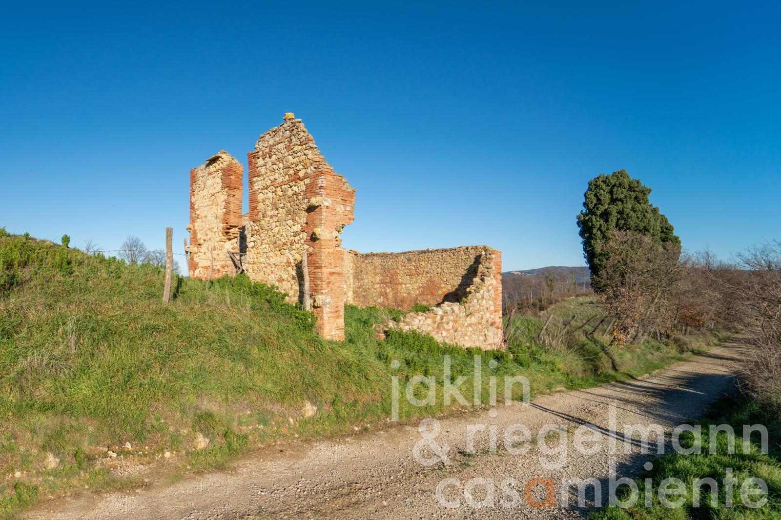 Estate with 170 ha of land in the province of Pisa 53 km from the sea