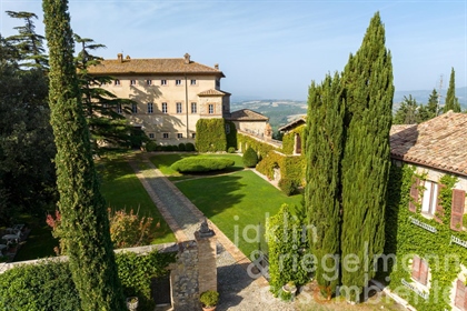 Magnifico palazzo italiano del Xvii secolo con parco privato in Umbria