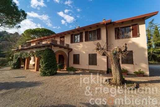 Spacious country estate with manor house and guest house near Lake Trasimeno and Perugia