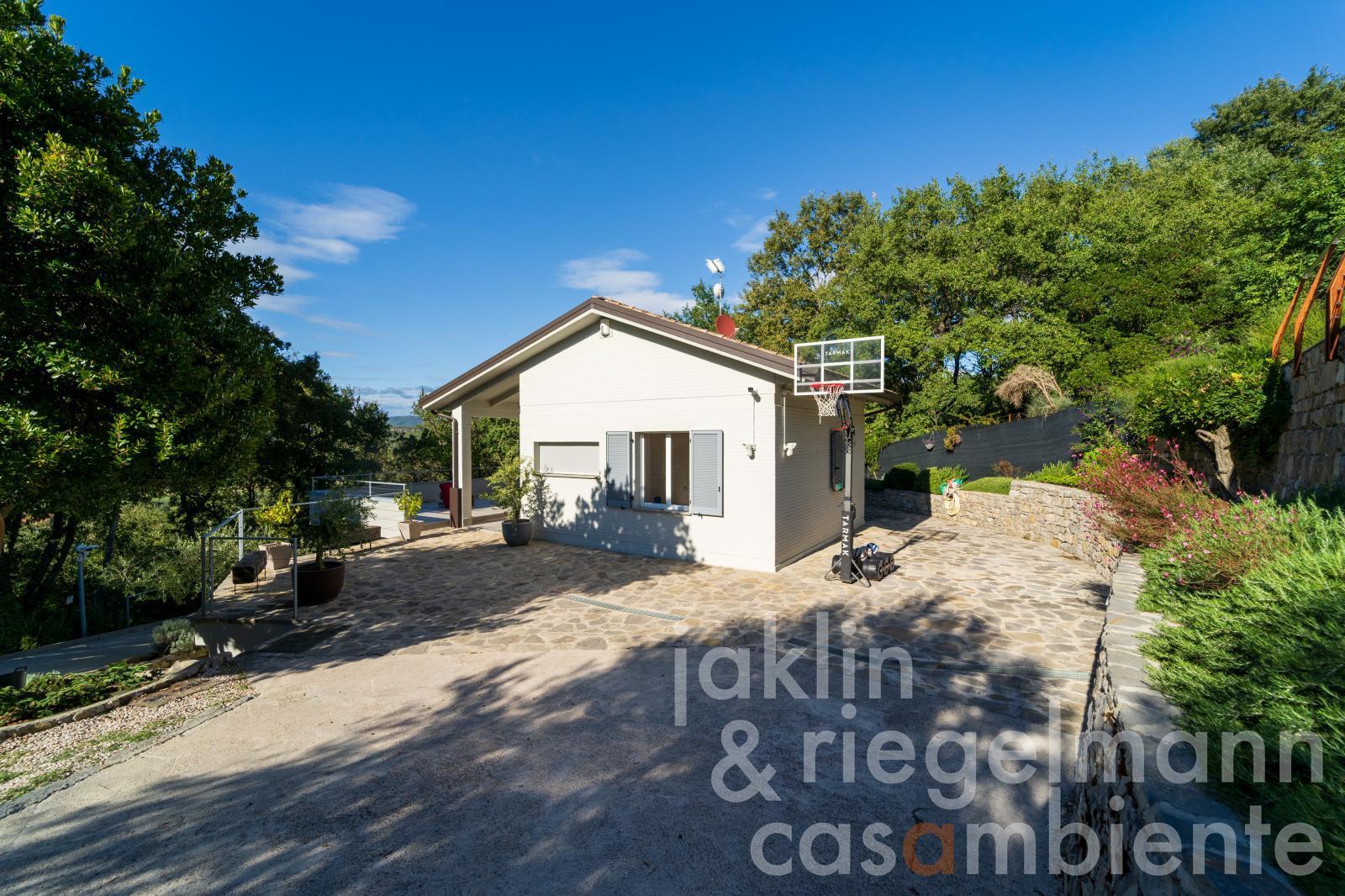 B rated energy-efficient stunning modern villa with pool and Lake Trasimeno views