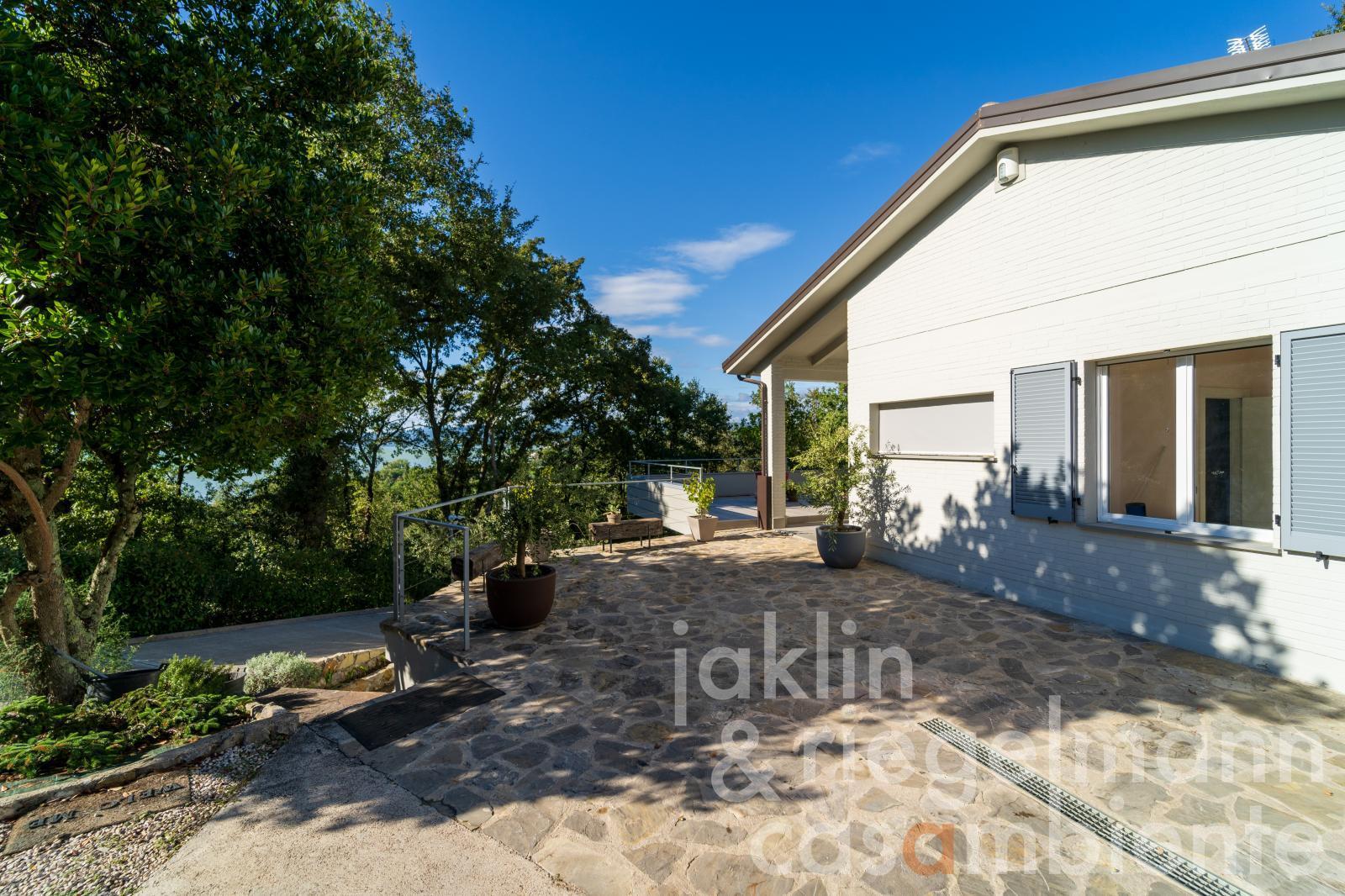 B rated energy-efficient stunning modern villa with pool and Lake Trasimeno views