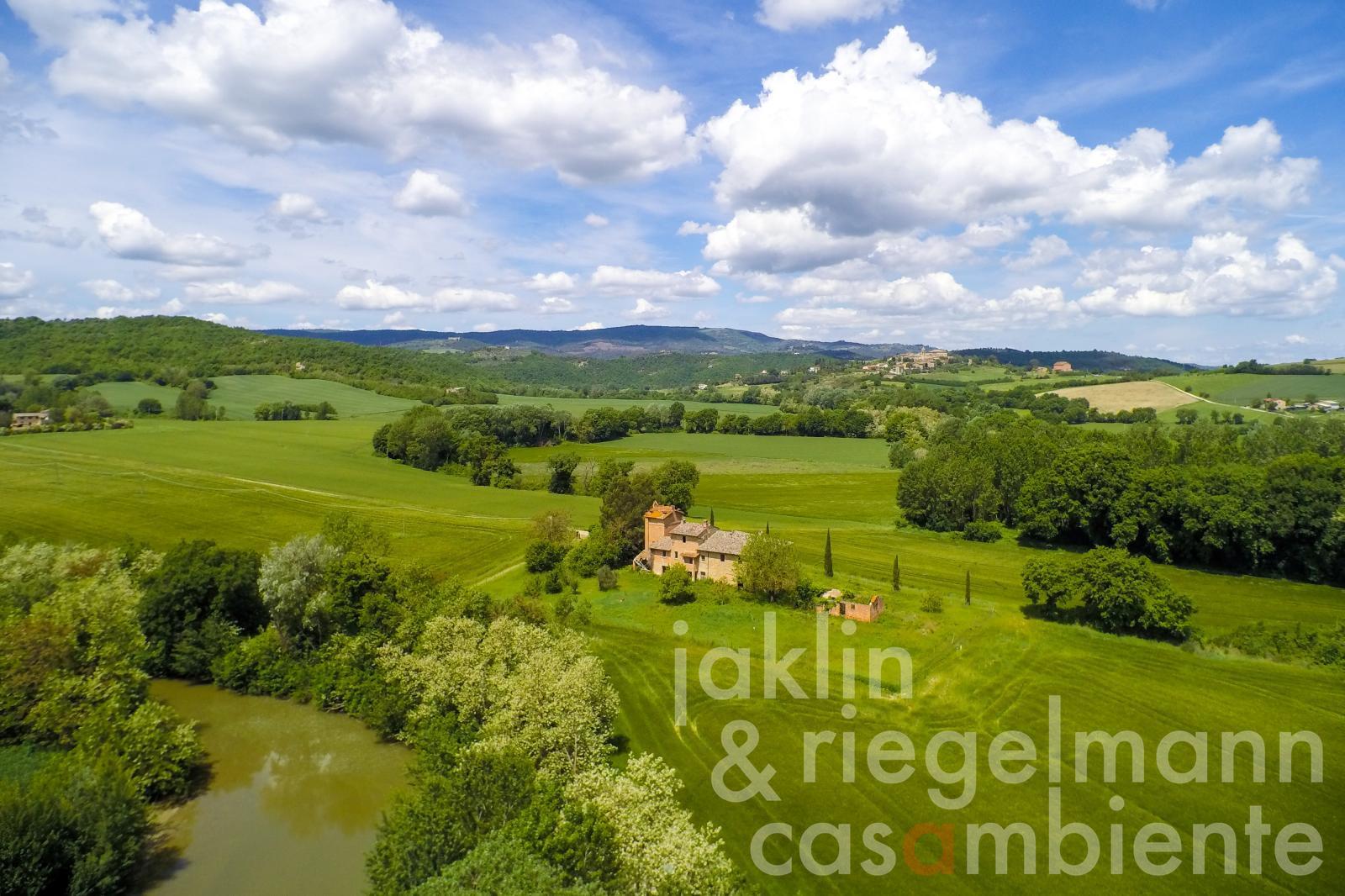 Partly restored farmhouse and 3 outbuildings in the middle of the Umbrian countryside between Todi a