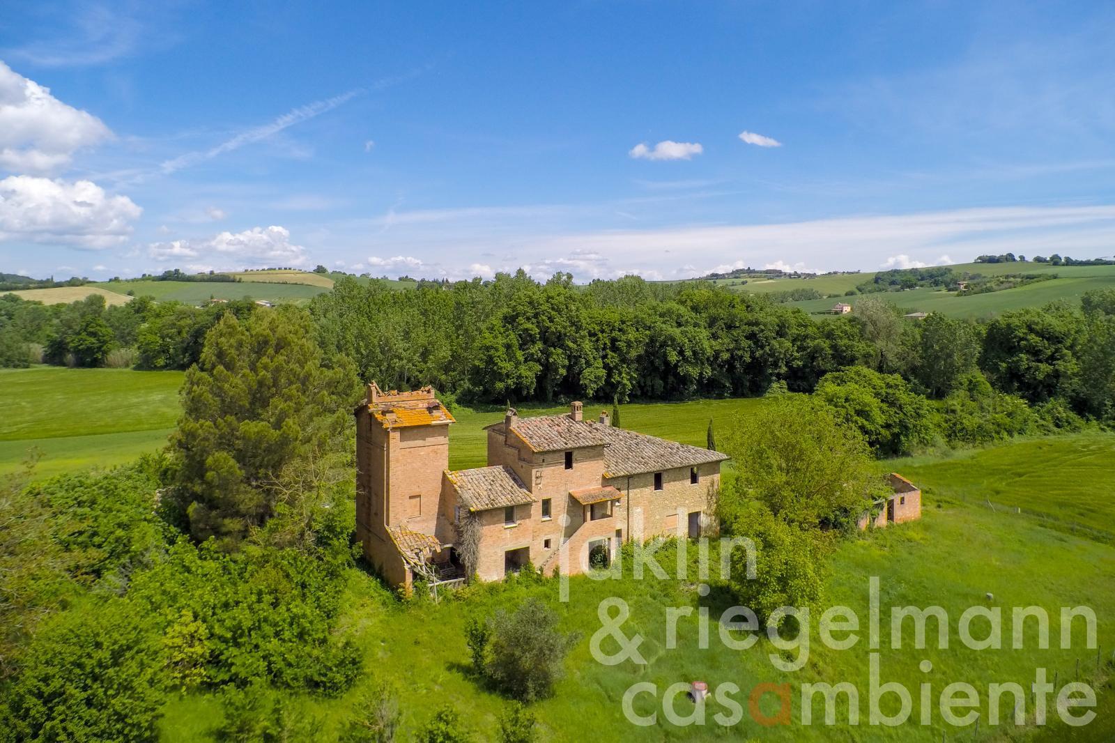 Partly restored farmhouse and 3 outbuildings in the middle of the Umbrian countryside between Todi a