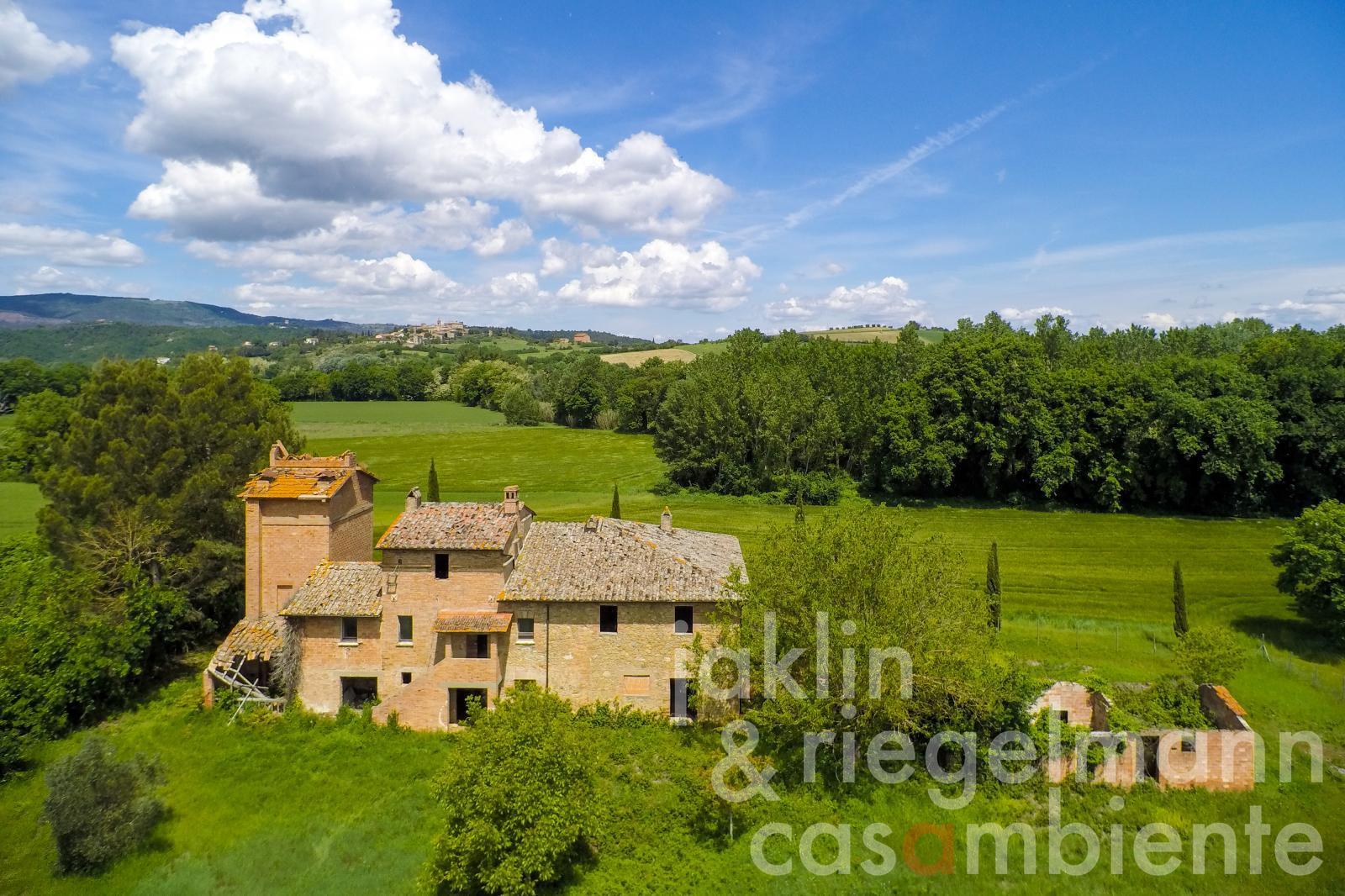 Partly restored farmhouse and 3 outbuildings in the middle of the Umbrian countryside between Todi a