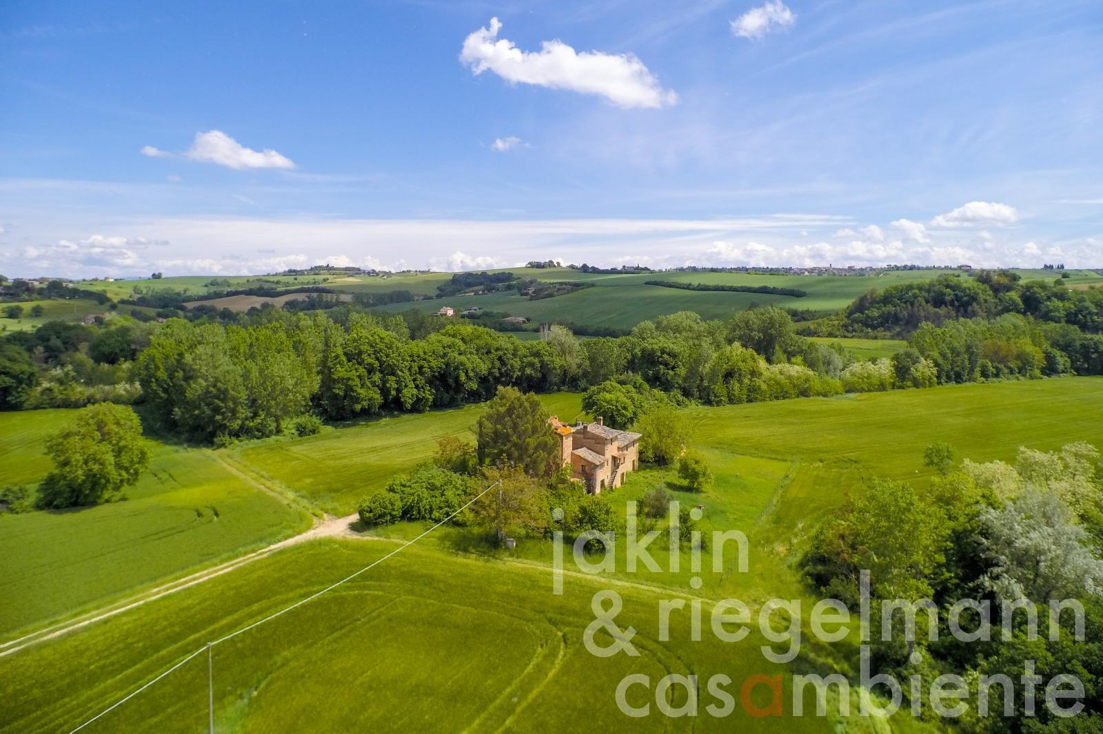 Partly restored farmhouse and 3 outbuildings in the middle of the Umbrian countryside between Todi a