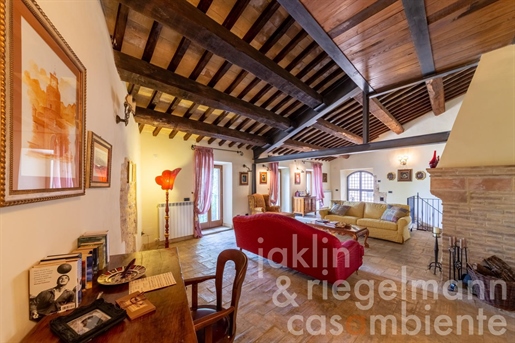 Maison de village à quatre chambres avec jardin et vues panoramiques près de Spoleto
