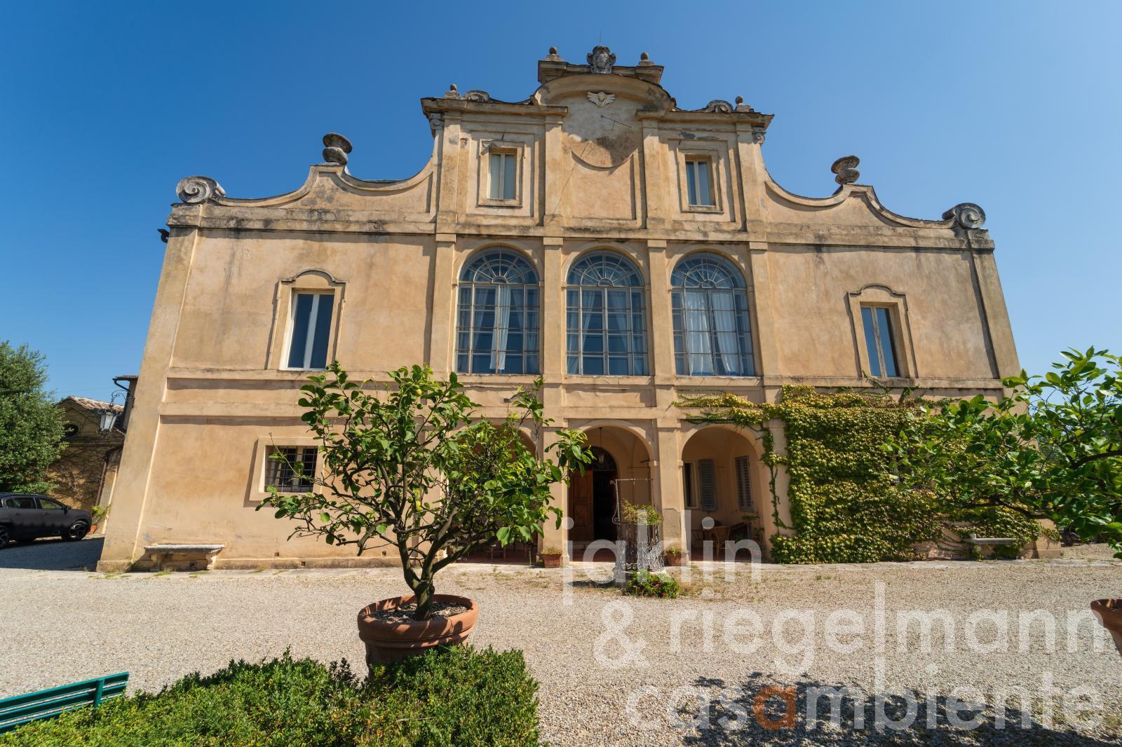 Elegant 18th century villa in Siena