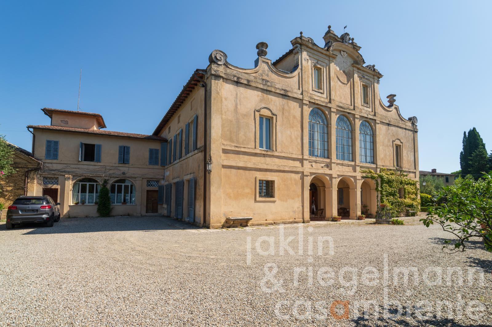 Elegant 18th century villa in Siena