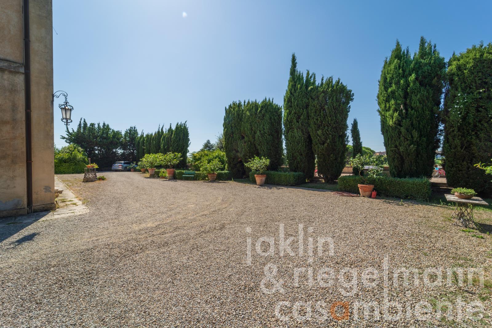 Elegant 18th century villa in Siena