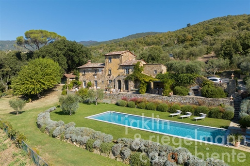 Restaurierte historische Villa mit Pool und atemberaubender Aussicht in der Nähe von Cortona
