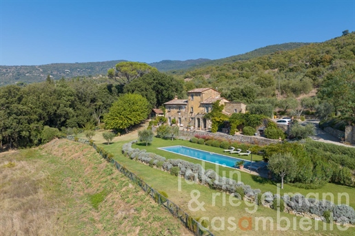 Gerestaureerde historische villa met zwembad en adembenemend uitzicht bij Cortona