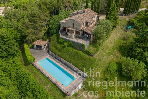 Casa de campo de piedra restaurada con piscina en el norte de Umbría