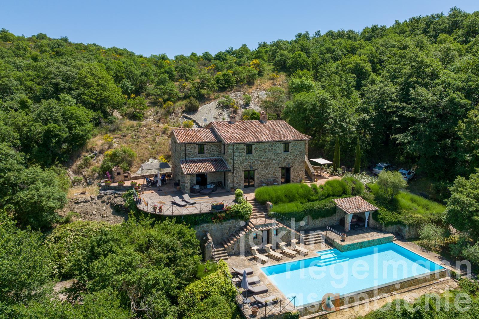 Ferme rénovée avec piscine et vue sur la vallée de Chio en Toscane
