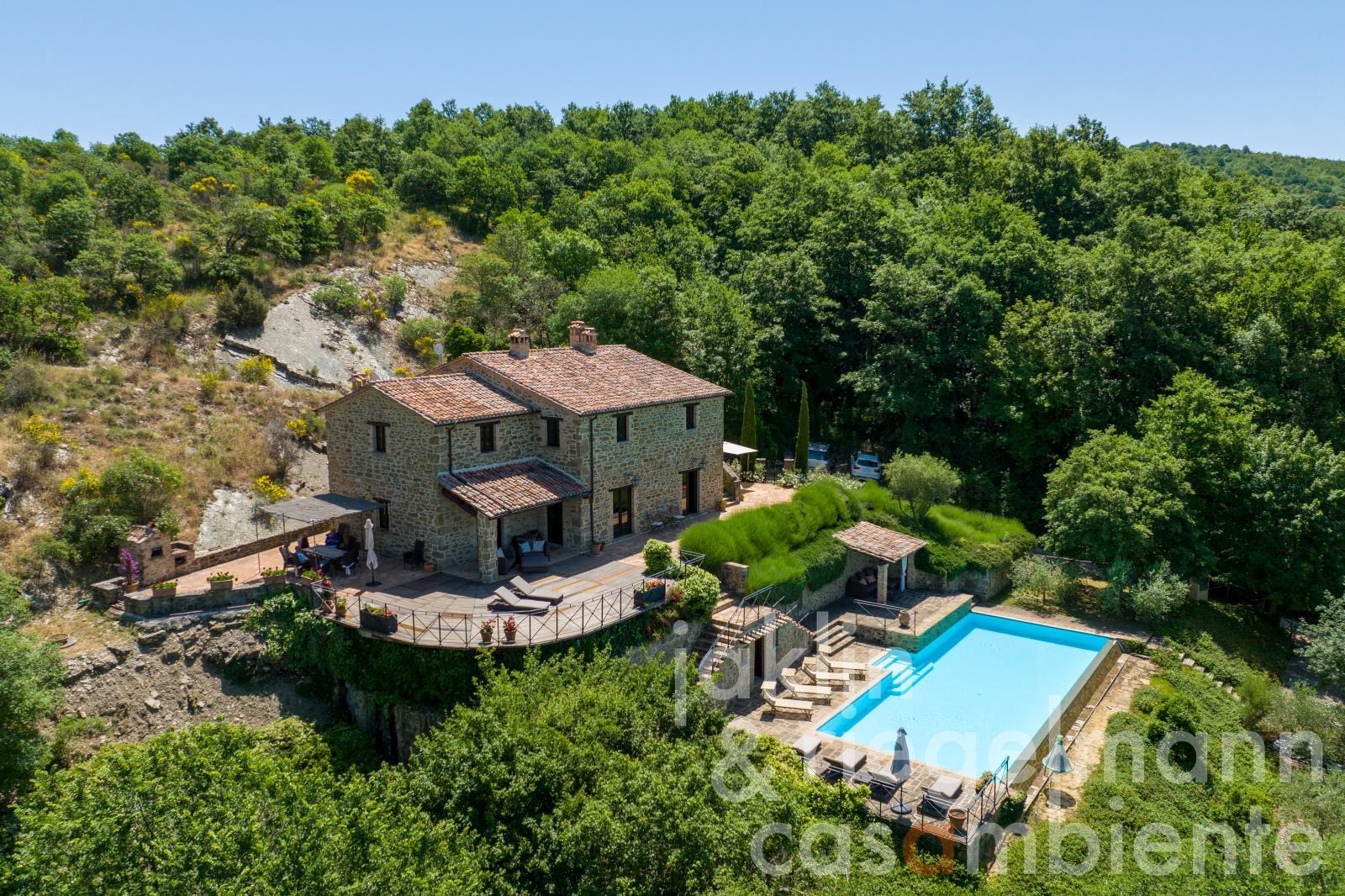 Ferme rénovée avec piscine et vue sur la vallée de Chio en Toscane