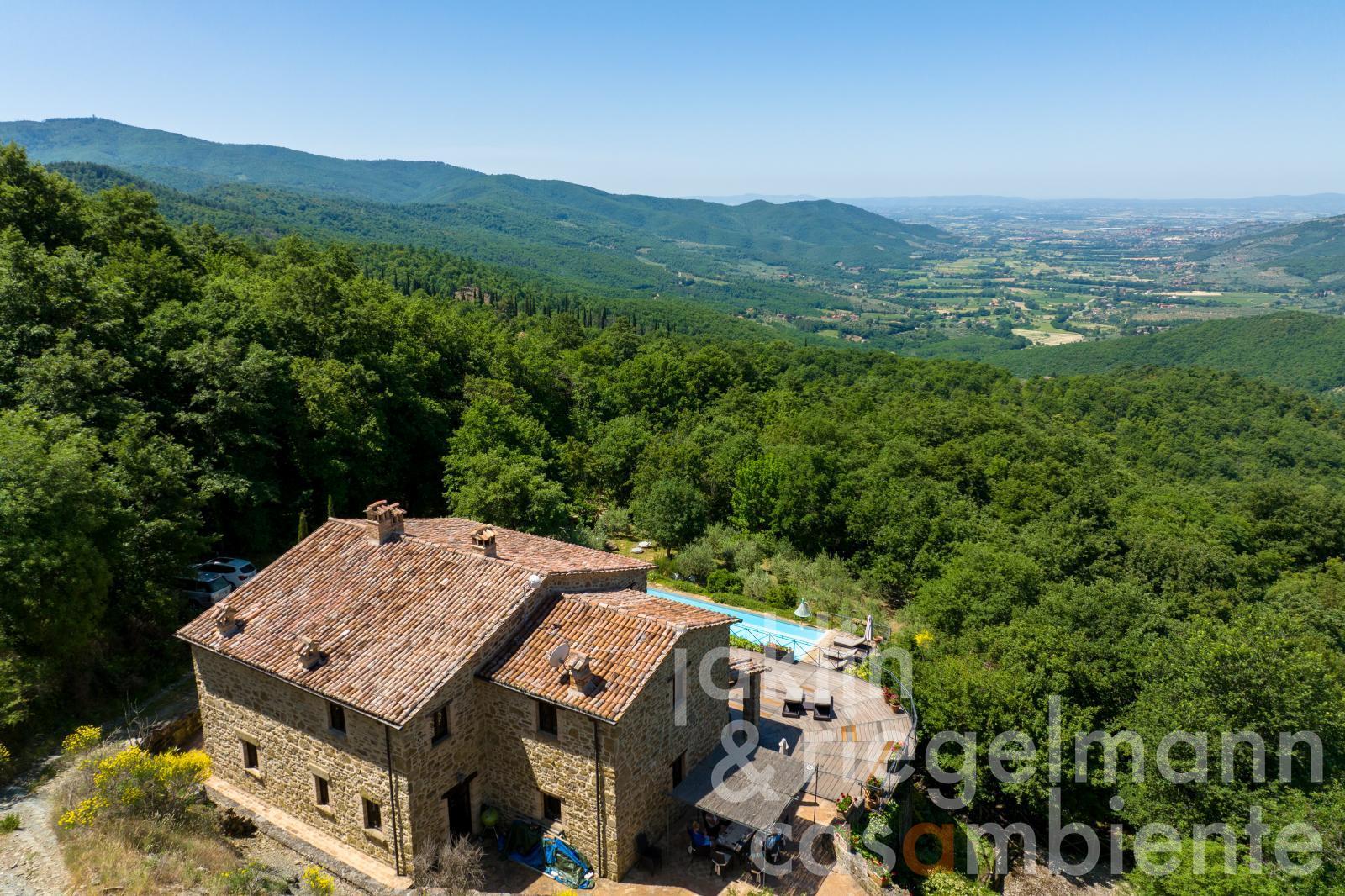 Ferme rénovée avec piscine et vue sur la vallée de Chio en Toscane