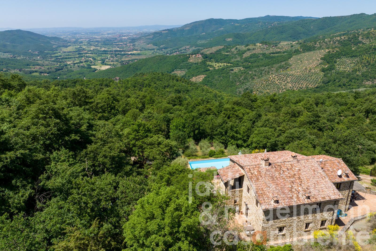 Ferme rénovée avec piscine et vue sur la vallée de Chio en Toscane