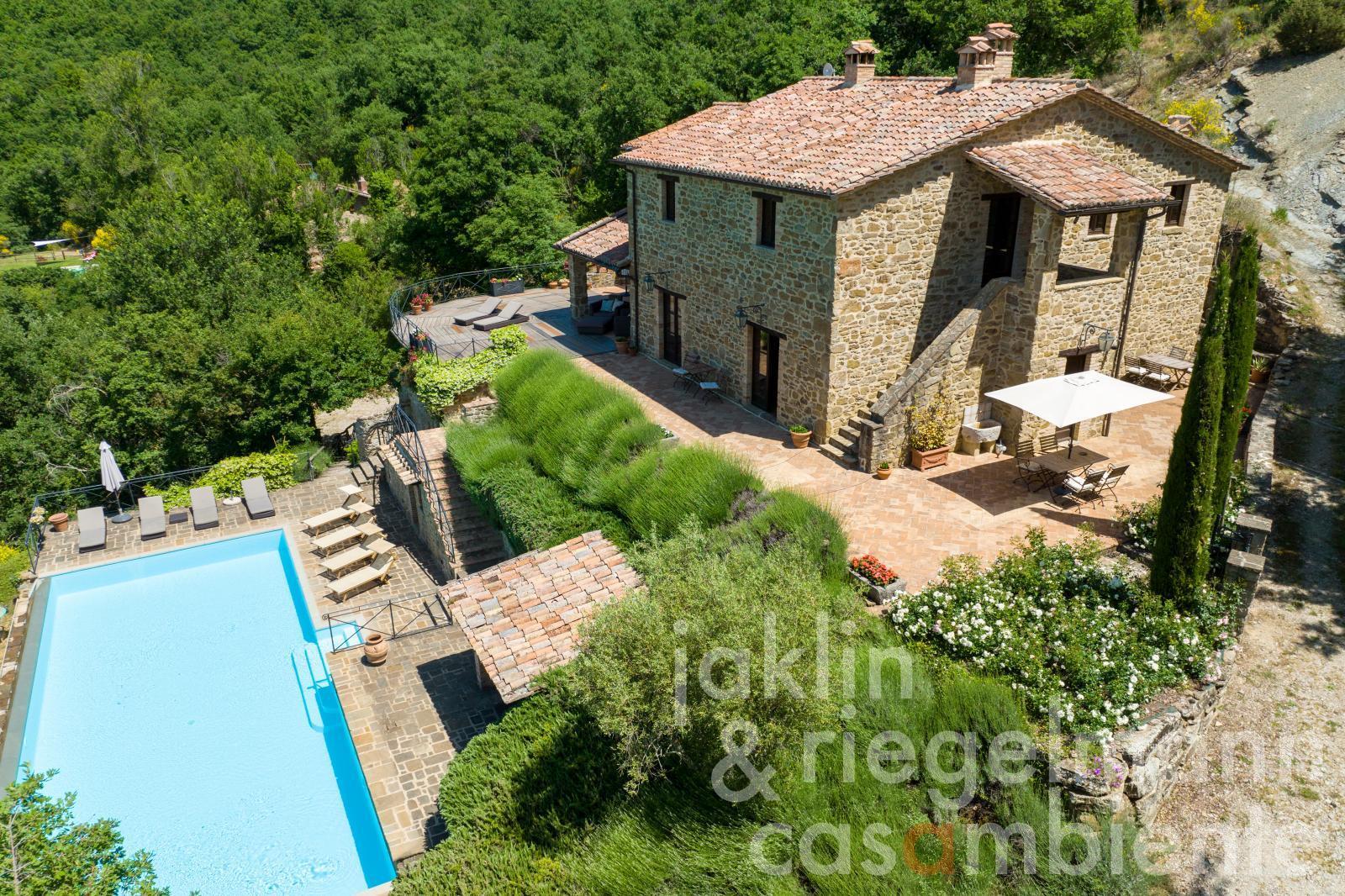 Ferme rénovée avec piscine et vue sur la vallée de Chio en Toscane