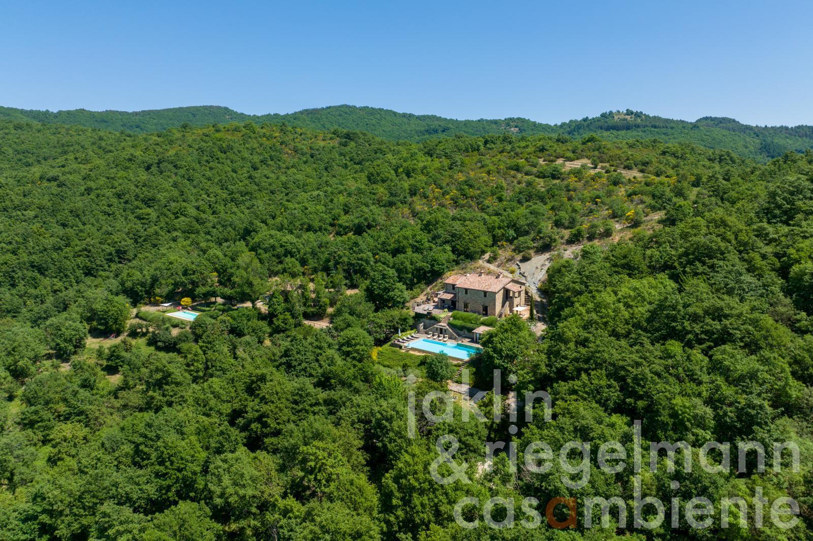 Ferme rénovée avec piscine et vue sur la vallée de Chio en Toscane