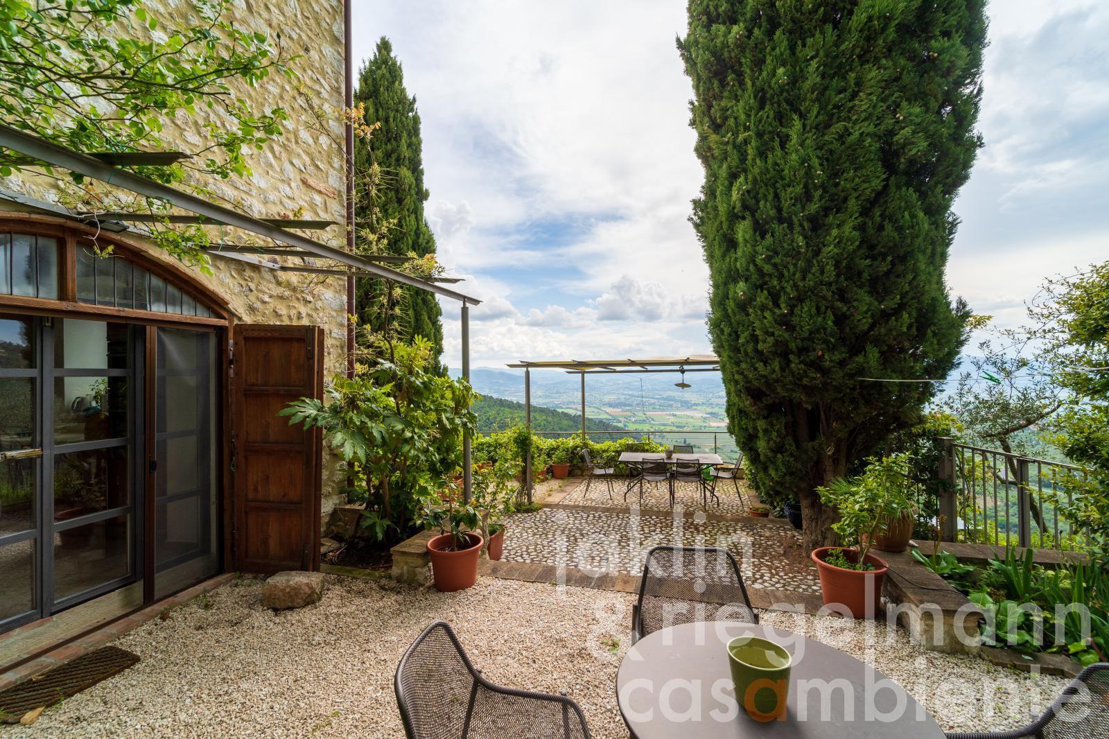 Bella casa in pietra ristrutturata con uliveto e vista spettacolare in Umbria