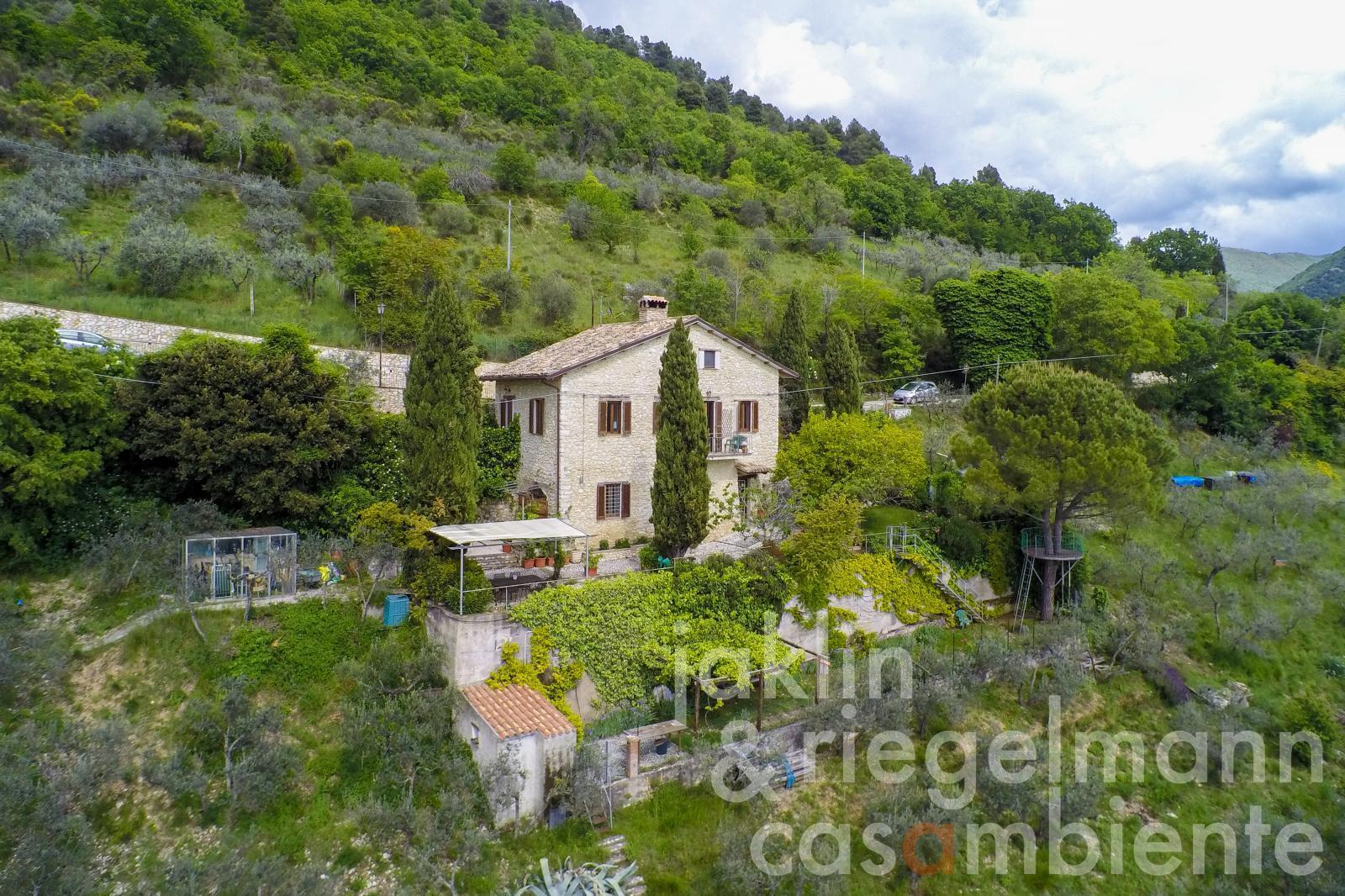 Bella casa in pietra ristrutturata con uliveto e vista spettacolare in Umbria