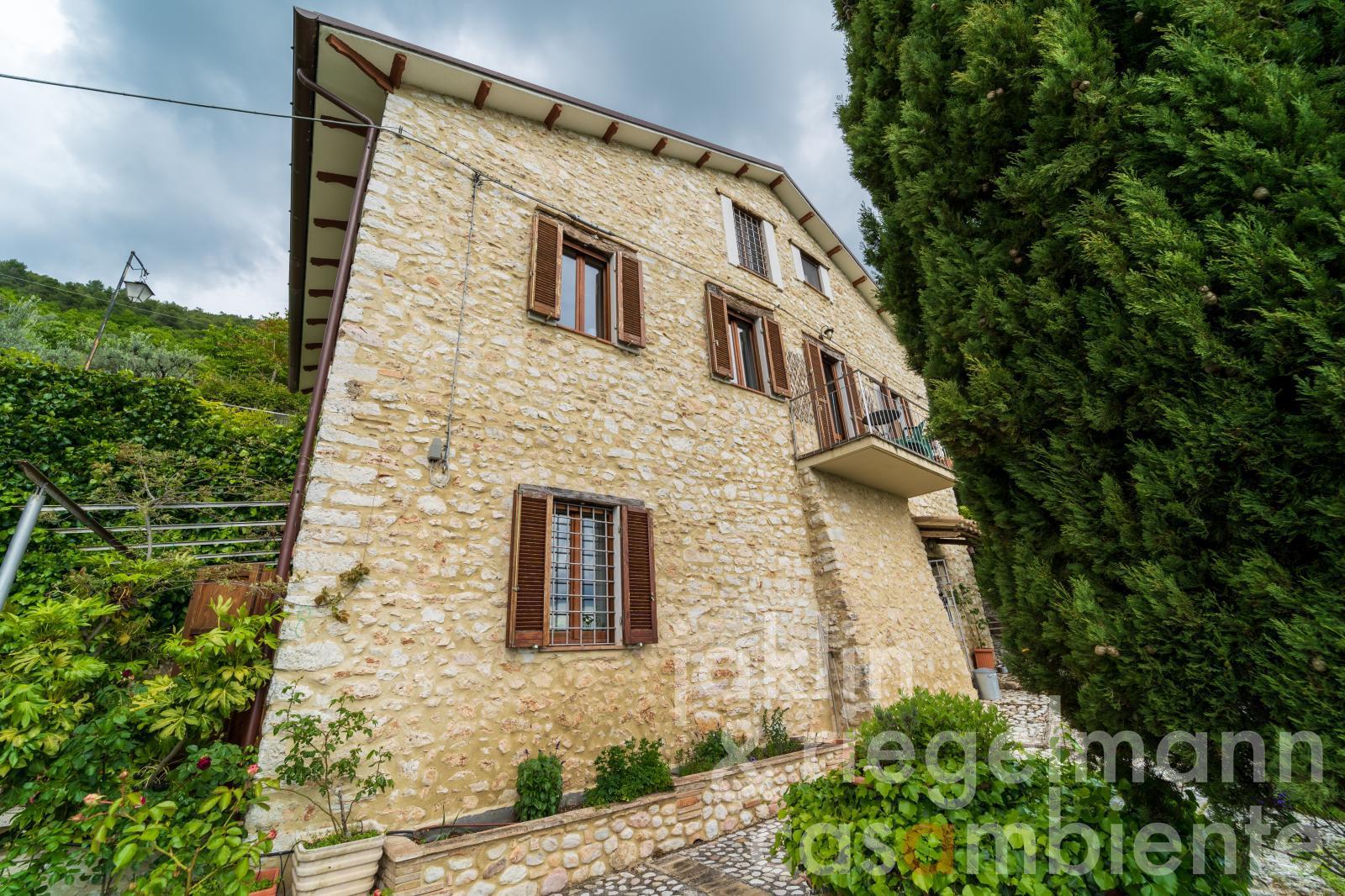 Bella casa in pietra ristrutturata con uliveto e vista spettacolare in Umbria