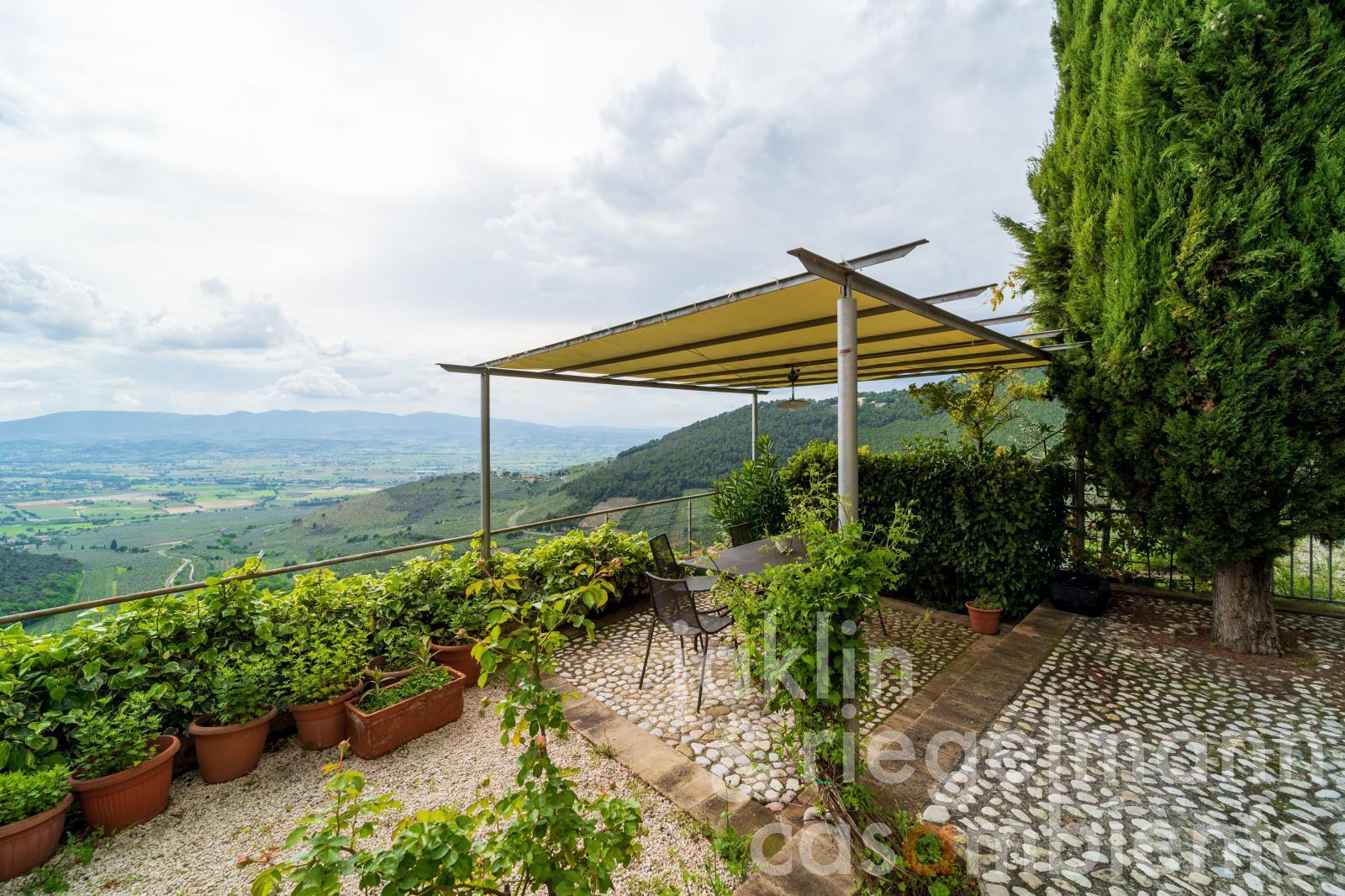 Bella casa in pietra ristrutturata con uliveto e vista spettacolare in Umbria