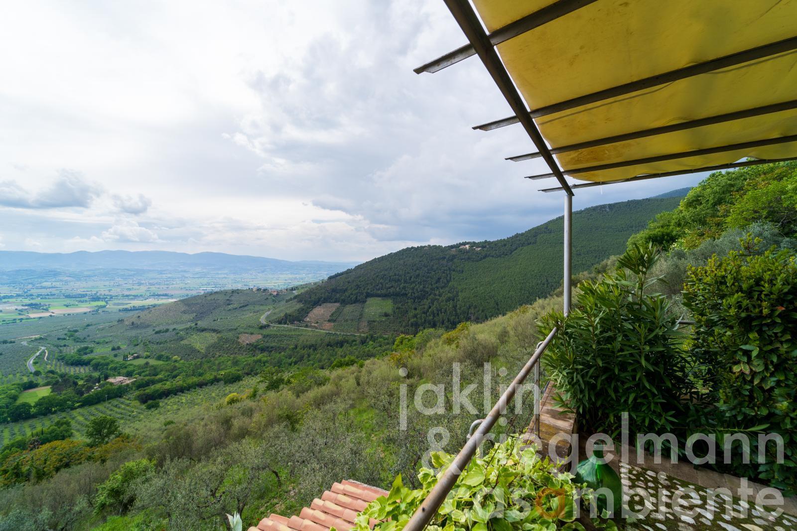 Bella casa in pietra ristrutturata con uliveto e vista spettacolare in Umbria