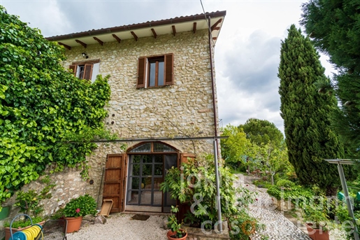 Belle maison en pierre restaurée avec oliveraie et vues spectaculaires en Ombrie