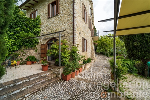 Belle maison en pierre restaurée avec oliveraie et vues spectaculaires en Ombrie