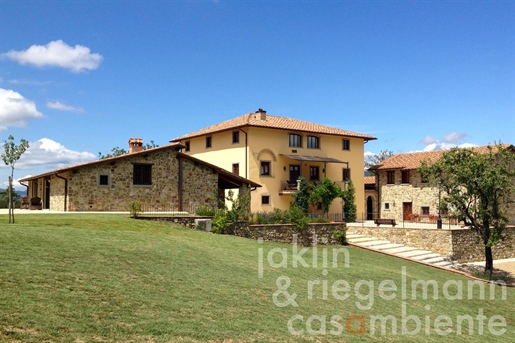 Villa représentative avec deux annexes, piscine et 30 hectares de terrain dans le Casentino