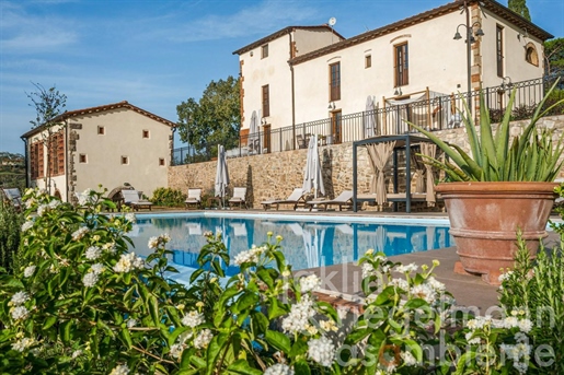 Restored Tuscan farmhouse with dependance, pool and 7.5 ha of land at 10 km from Castelfalfi Golf