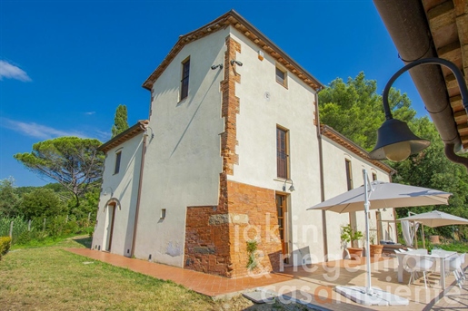 Restored Tuscan farmhouse with dependance, pool and 7.5 ha of land at 10 km from Castelfalfi Golf