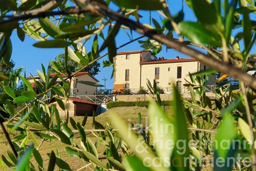 Gerestaureerd Toscaans landhuis met dependance, zwembad en 7,5 ha land op 12 km van Castelfalfi Golf