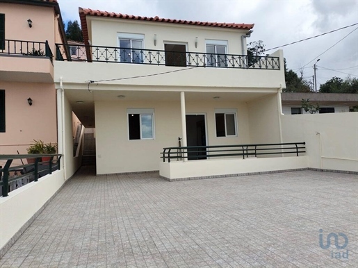Home / Villa with 3 Rooms in Madeira with 194,00 m²