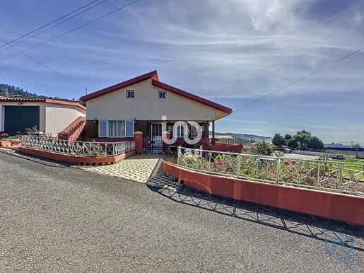 Maison traditionnelle T4 à Madeira de 234,00 m²