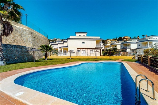 Exclusieve omheinde residentie met deze prachtig gepresenteerde villa met 4 slaapkamers in Coveta F