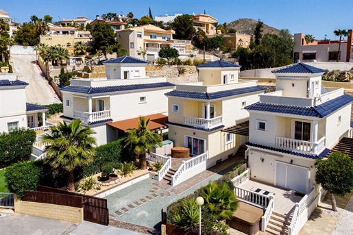 Résidence exclusive fermée comprenant cette magnifique villa de 4 chambres présentée à Coveta Fuma,