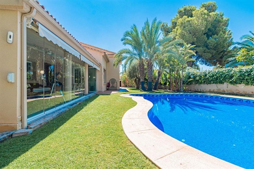 Villa extraordinaire de 4/5 chambres avec piscine située dans un quartier recherché d&apos El Campel