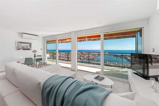 In El Campello (Alicante), on the sea front, you will find this unique apartment on the second floor