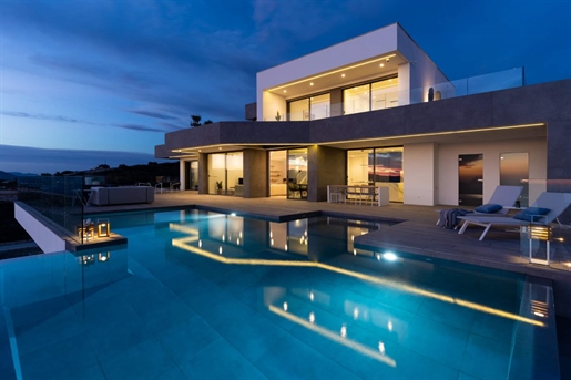 Luxurious villa with refined design, southwest orientation, and spectacular sea views near Moraira!